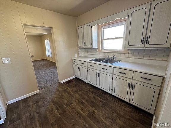4th image of 812 Cherry St
