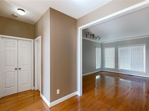 5th image of 1143 Queensgate Dr SE