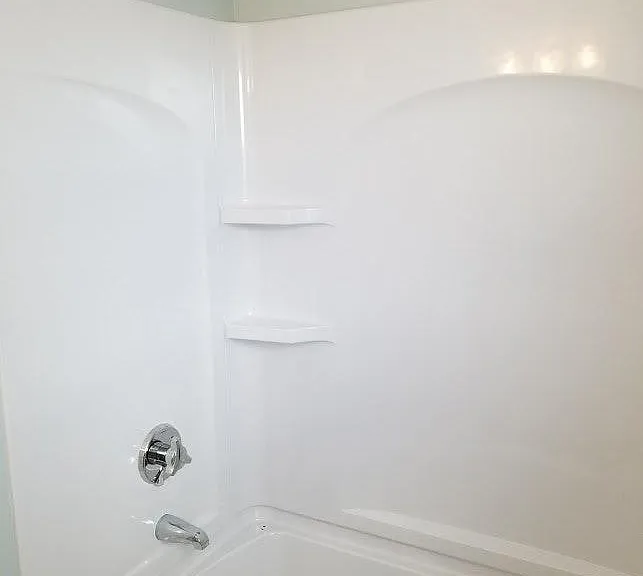 Deep tub w/shower