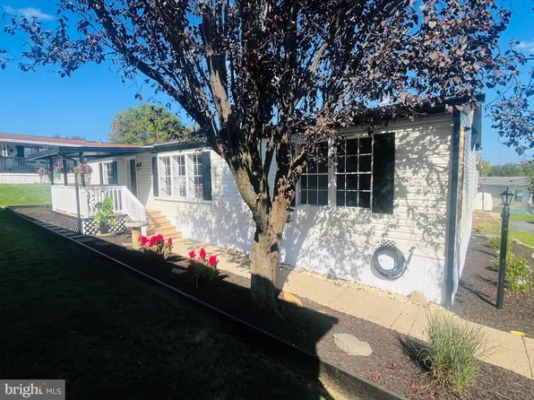 102 Clearfield Ct E, Lancaster, PA 17603