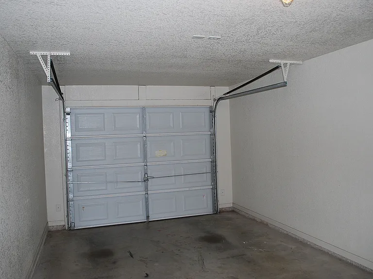 939 Maplewood St — Photo 12