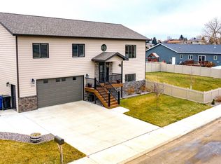 235 5th St SW, Dickinson, ND 58601