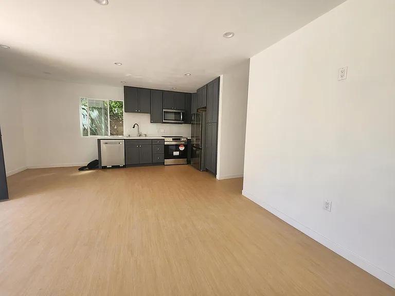 9807 Peach Ave — Photo 5