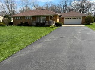 864 Valley View Dr, Brookfield, OH