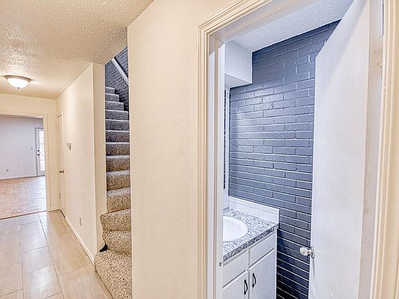 Downstairs 1/2 bathroom