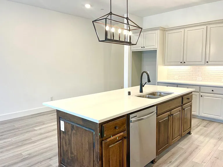 605 Cloverleaf Dr — Photo 11