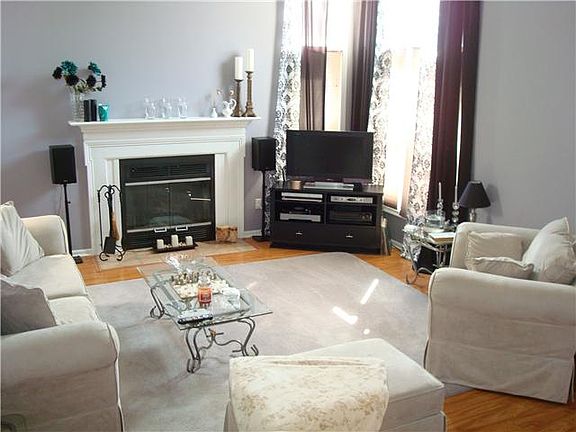 Spacious and Bright Living Room w/ Fireplace