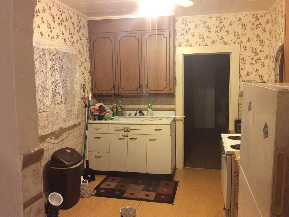2nd image of 910 E 16th St