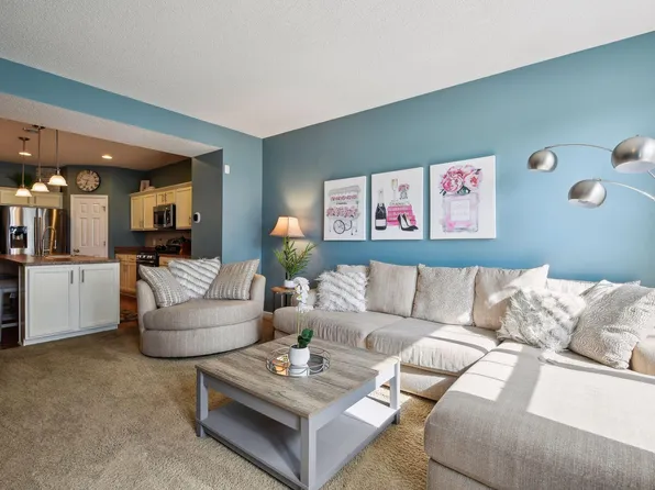 1805 Columbia Ln Unit 2, Chanhassen, MN 55317