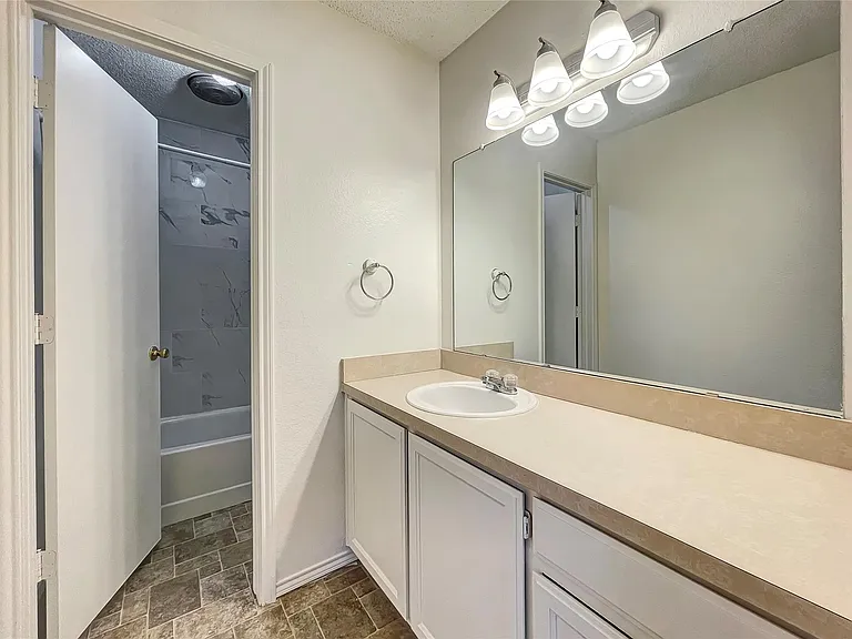 7000 Lincoln Dr — Photo 3