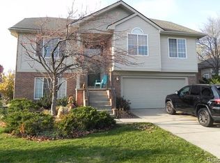 4664 Amberwood Ct, Oakland Twp, MI 48306