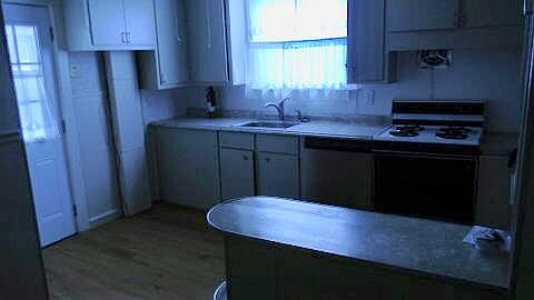 Kitchen w/ Snackbar