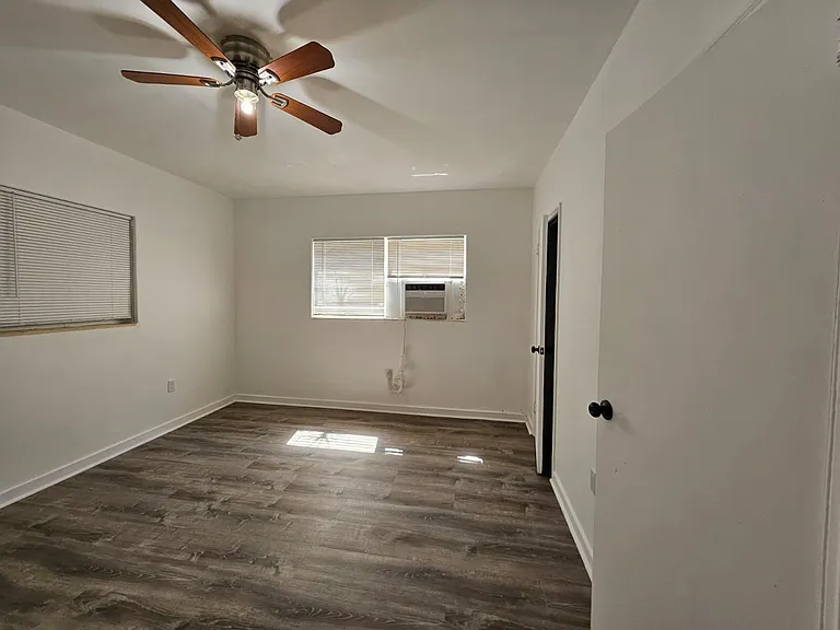 1732 SW 21st Ter — Photo 32