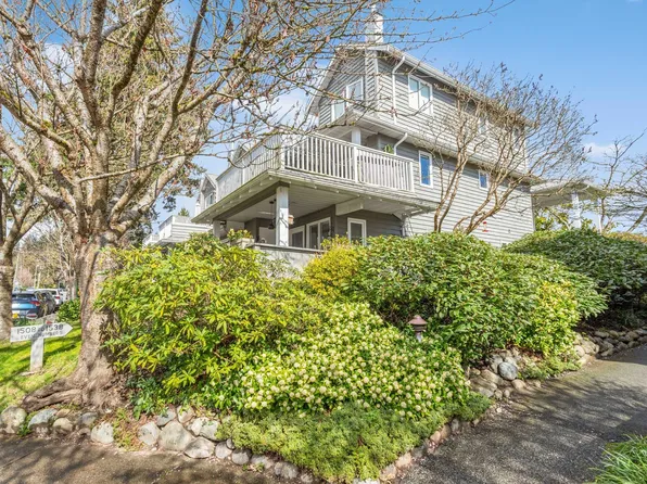 1518 Bowser Ave #205, North Vancouver, BC V7P 2Y3