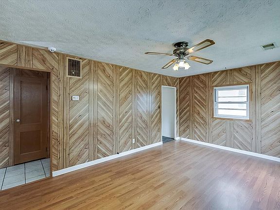 4th image of 634 Emerson Dr