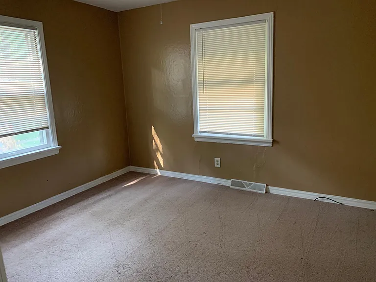 1709 S Walnut St — Photo 14