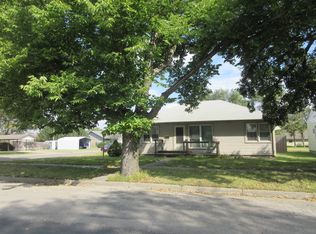 592 8th St, Phillipsburg, KS 67661
