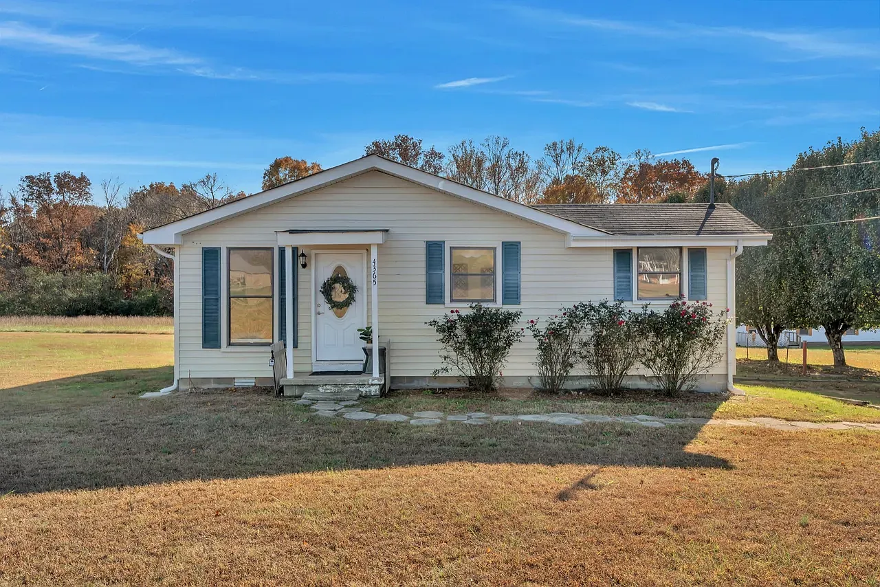 3 bed, 1120 sqft, $1,850 — Photo 1