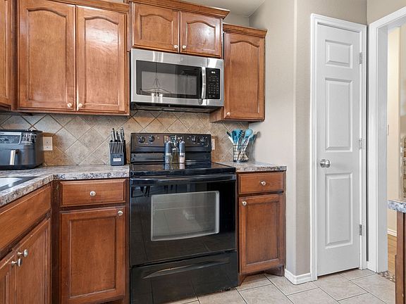 5th image of 242 Sugarloaf Ave