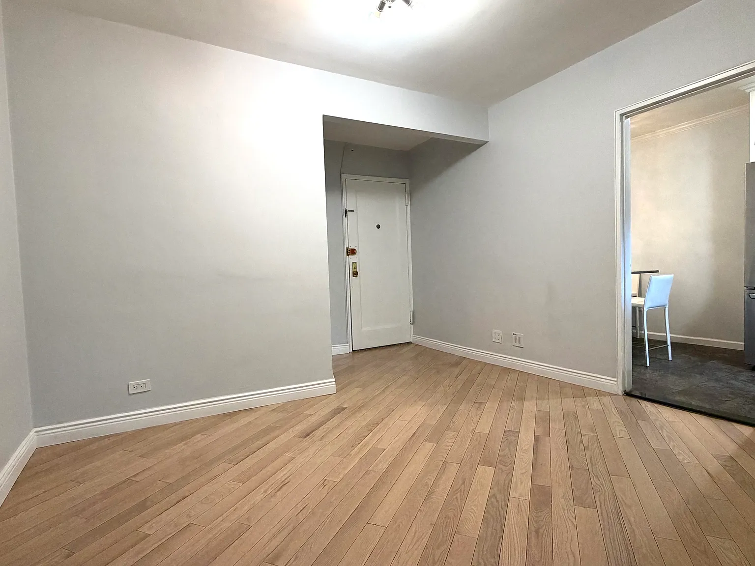 3 bed, 1100 sqft, $3,300 — Photo 2