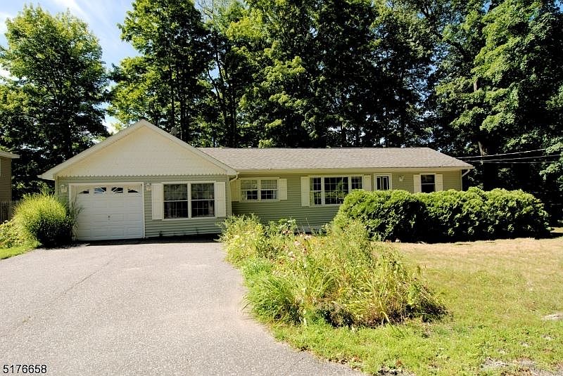 1st image of 7 Robin Hood Ln
