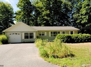 7 Robin Hood Ln, Highland Lakes, NJ 07422