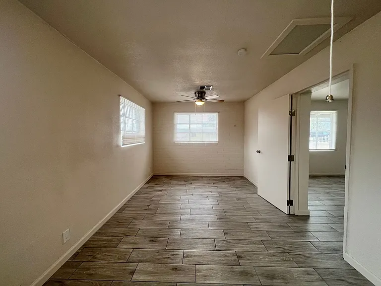2233 E Wood St — Photo 12