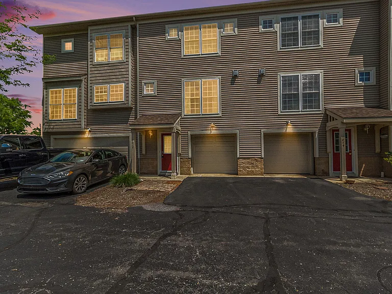 1017 Bluestem Ln — Photo 2