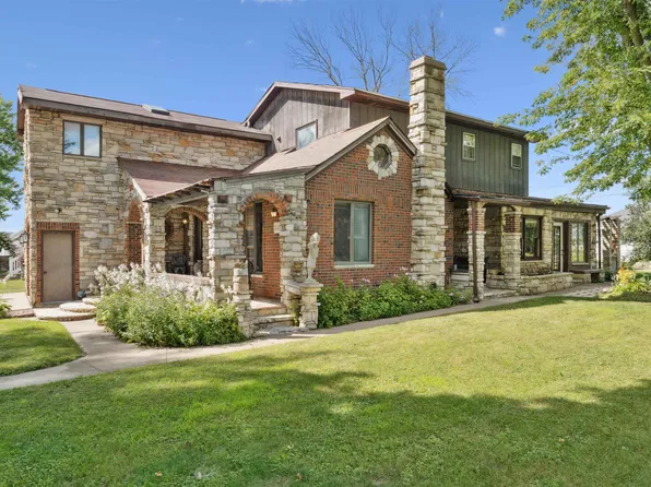 203 3rd Ave SW, Farley, IA 52046