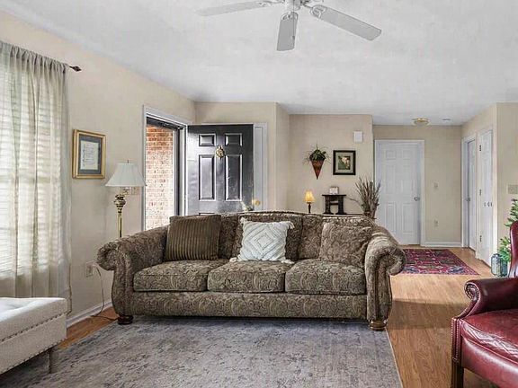 5th image of 1076 Stuart Dr