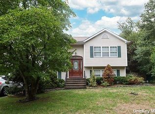 5 Academy Ln, Port Jefferson Station, NY 11776