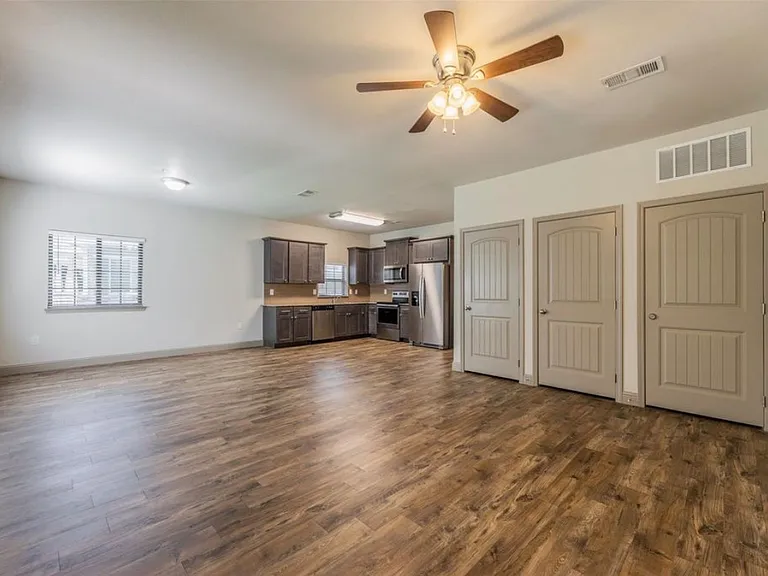 512 E Akard St #400 — Photo 8