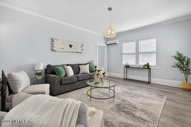 1207 Evergreen Ave — Photo 4
