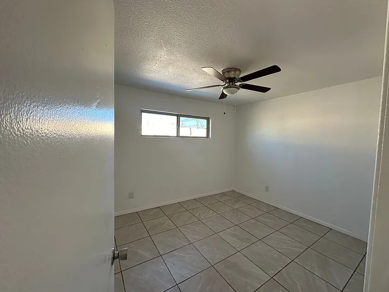 Spacious 2 Bedroom Apartment with Private Backyard — Photo 15