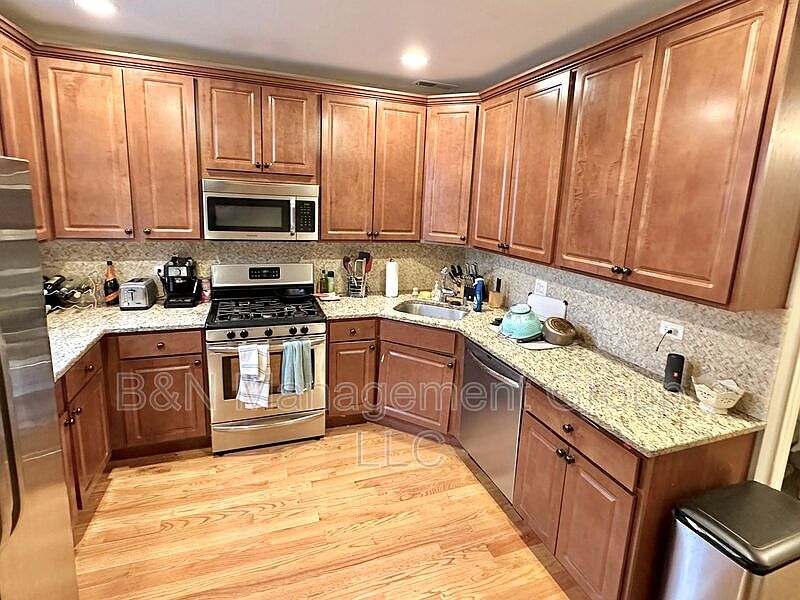1st image of 826 W Buckingham Pl APT 2R