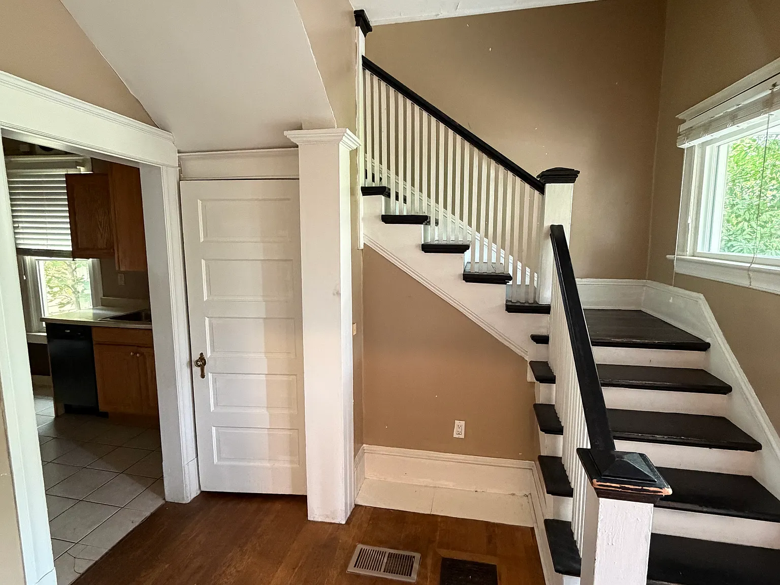 5 bed, 1.5 bath, 1400 sqft, $4,500 — Photo 2