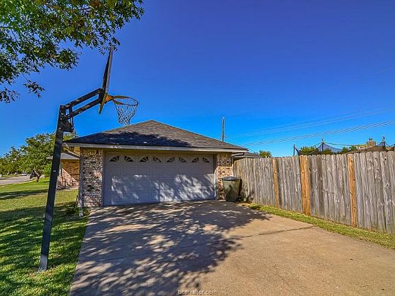 4th image of 3700 Ravenwood Dr
