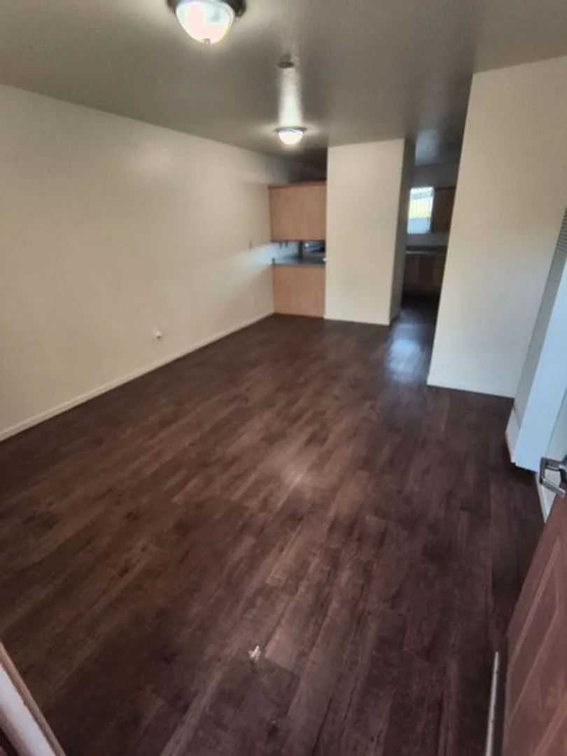 Updated 2 bedroom 1 bath unit near shopping and amenties! — Photo 1