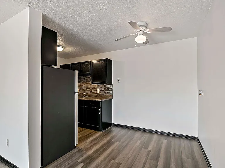 Winnetka Village Apts — Photo 12