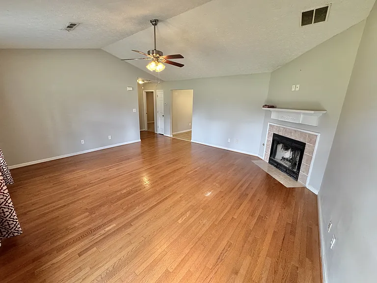 2237 Ross Ln — Photo 5