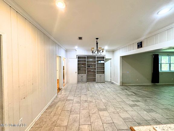 3rd image of 305 Seymour Dr
