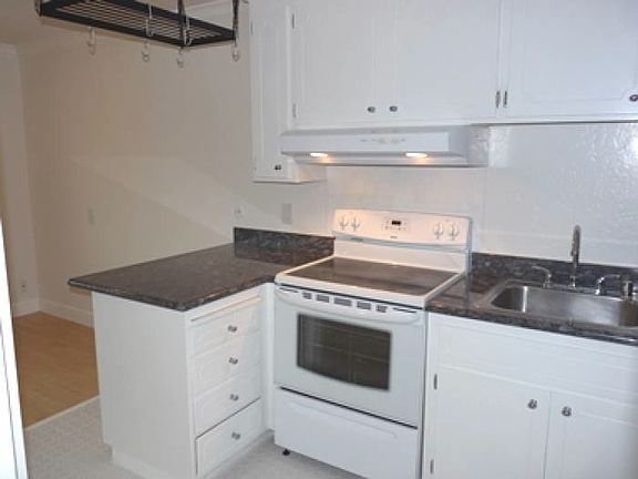 Kitchen (different view)