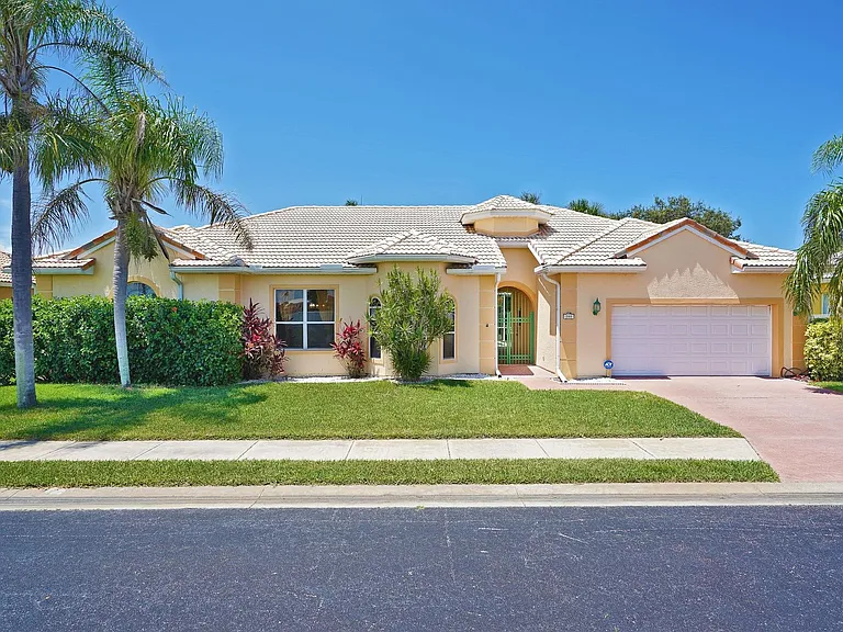 200 Ocean Ridge Dr — Photo 1