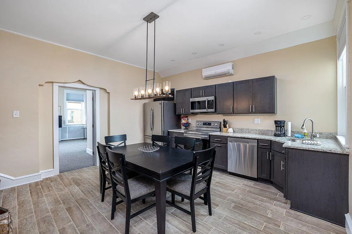 5 bed, 2500 sqft, $3,500 — Photo 1