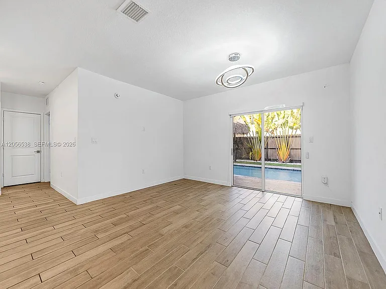 501 NE 6th Ct — Photo 18