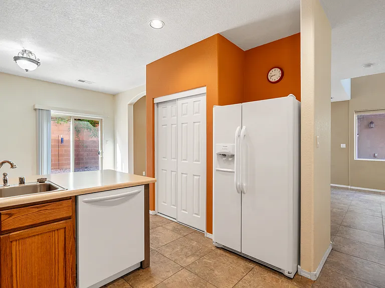 1932 Cortina Loop SE — Photo 14