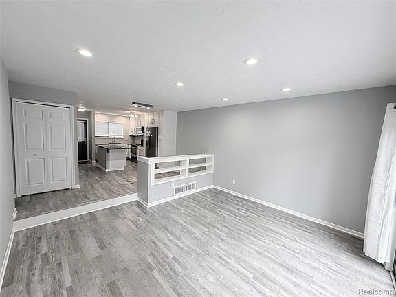 5th image of 2118 Blue Lac Dr