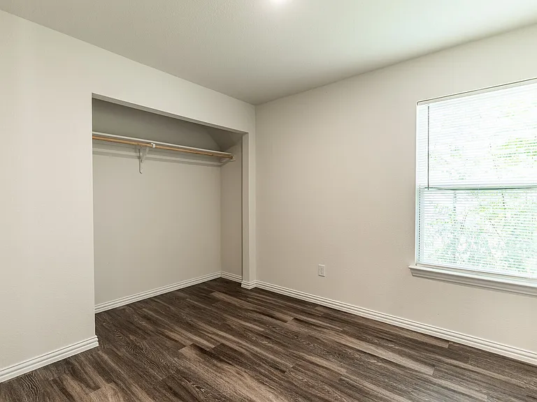 1914 Herring Ave — Photo 19