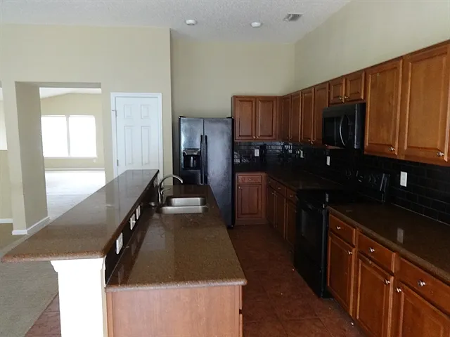 3 bed, 2.0 bath, 2251 sqft, $2,190 — Photo 2