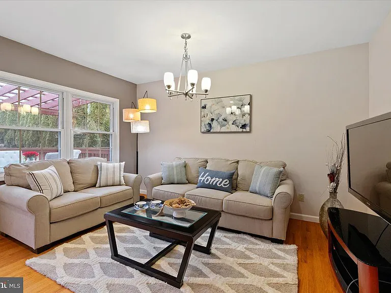394 Franklin Ave — Photo 12